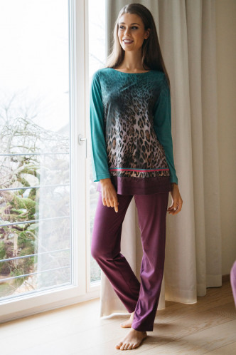 Abbildung zu Pyjama lang Leoprint (1451) der Marke Hutschreuther aus der Serie Fashion 2021