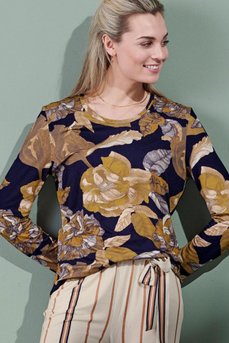 Abbildung zu Waona Gwyneth Top Long Sleeve (401740-307) der Marke ESSENZA aus der Serie Loungewear 2021-2