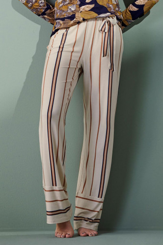 Abbildung zu Noor Meryl Trousers Long (401734-309) der Marke ESSENZA aus der Serie Loungewear 2021-2