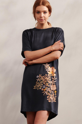 Abbildung zu Caro Imogen Nightdress Short Sleeve (100620-169) der Marke ESSENZA aus der Serie Nightwear 2022
