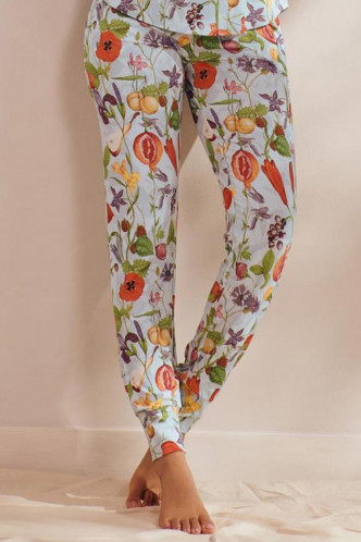 Abbildung zu Jules Phaedra Trousers Long hazy (100985-568) der Marke ESSENZA aus der Serie Loungewear 2023
