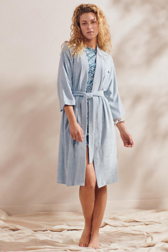 Abbildung zu Sarai Uni Kimono blue (100987-572) der Marke ESSENZA aus der Serie Kimono & Mäntel